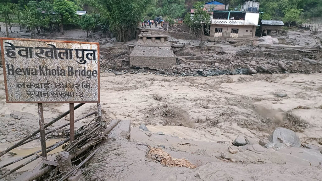 बाढीपीडितलाई कोशी प्रदेश सरकारले पठायो राहत