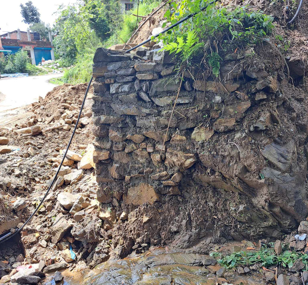 तीन महिना नपुग्दै भत्कियो पर्खालः स्थानीयलाई सास्ती