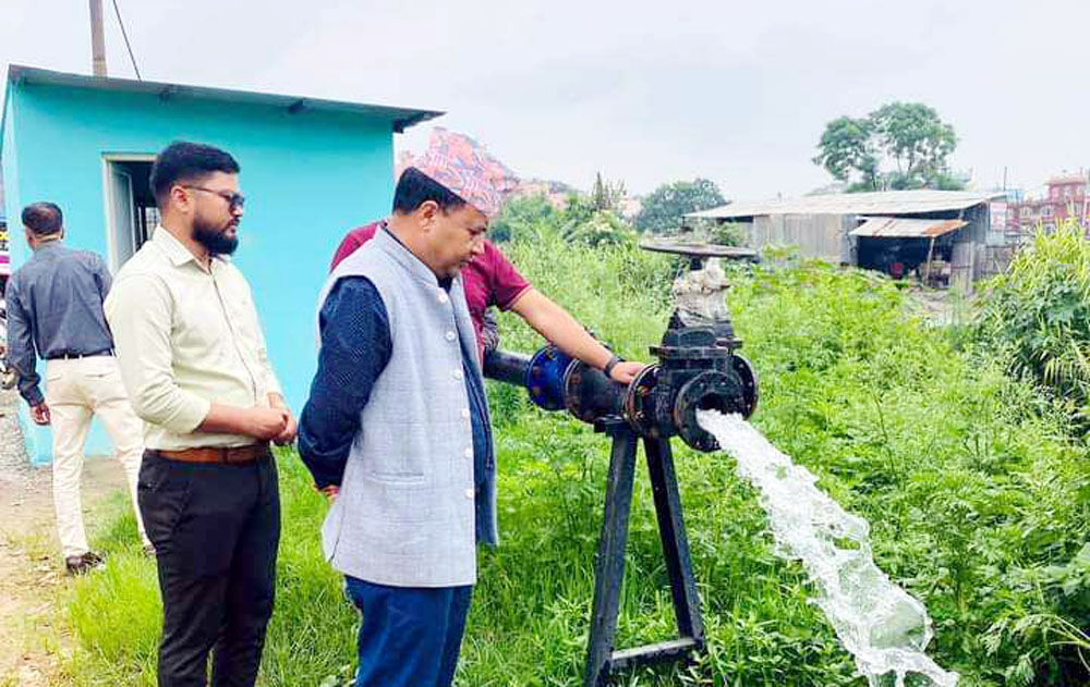 हर्क र रबिले रुँदै-नुहाउँदै पानी ल्याए: महेशद्वारा हाँसी-हाँसी भक्तपुरको खानेपानीको सबै समस्या समाधन