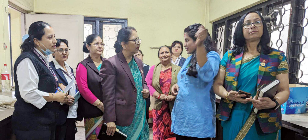 महिला आयोगद्वारा जडीबुटी औषधी केन्द्रमा अनुगमन