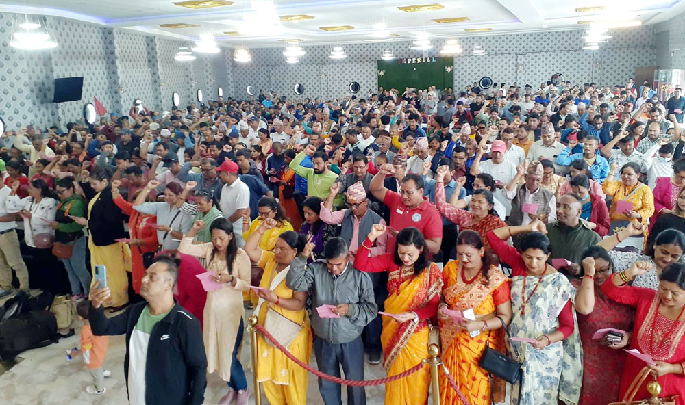 भक्तपुरमा एमालेका १७६१ नयाँ संगठित सदस्यद्वारा सपथ