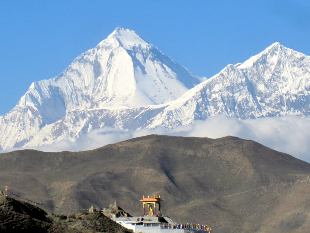 धवलागिरिमा आरोही आउन थाले