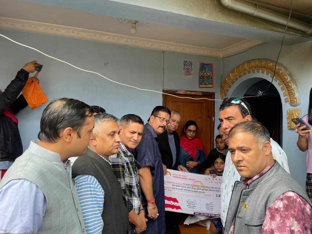दुर्घटनामा खुट्टा गुमाएकी घिमिरेलाई आर्थिक सहयोग