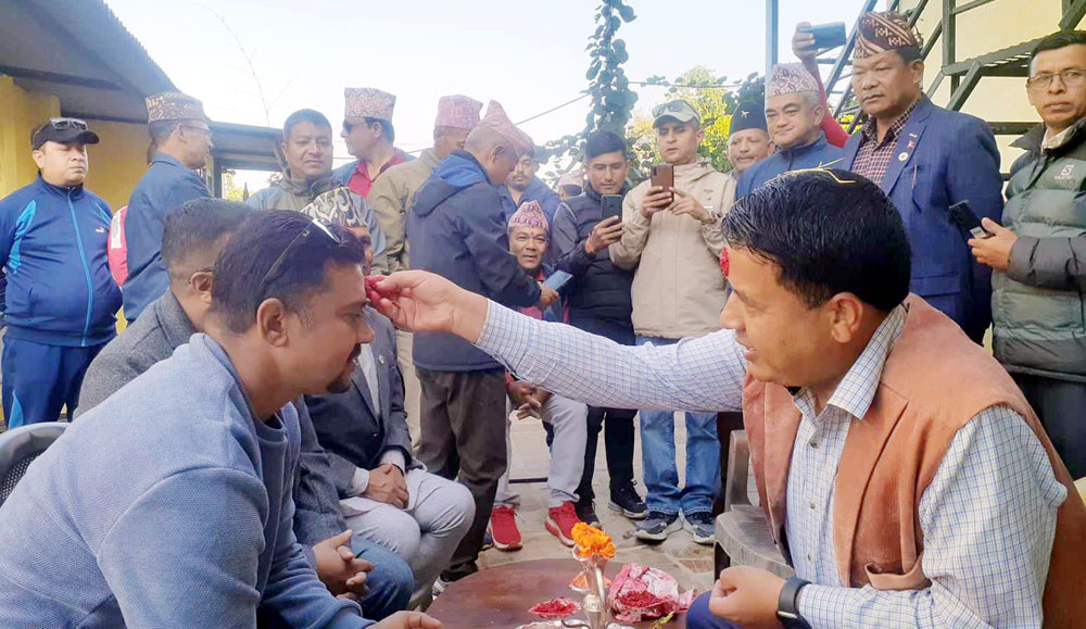 पूर्वमन्त्री बस्नेतको हातबाट टीका र आर्शिवाद लिनेको घुँइचो