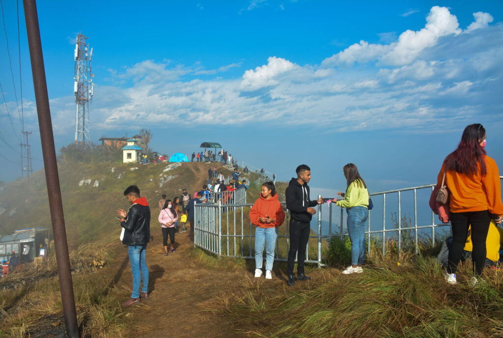 पानीको दुःखले बसाइँ सरेको गाउँ जब कुहिरो र सूर्योदय हेर्ने थलो बन्यो