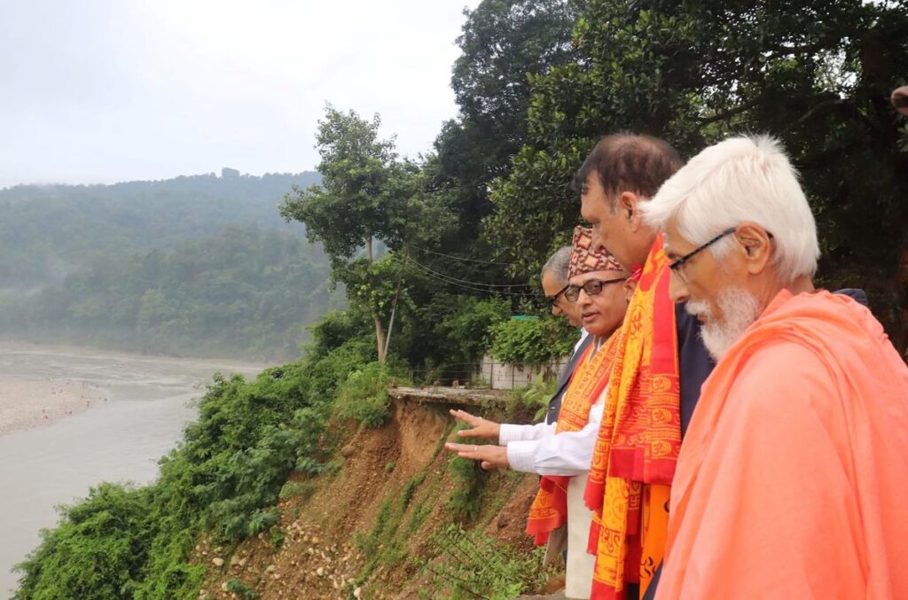 अर्थमन्त्री महतद्वारा गलेश्वर आश्रमको पहिरो निरीक्षण