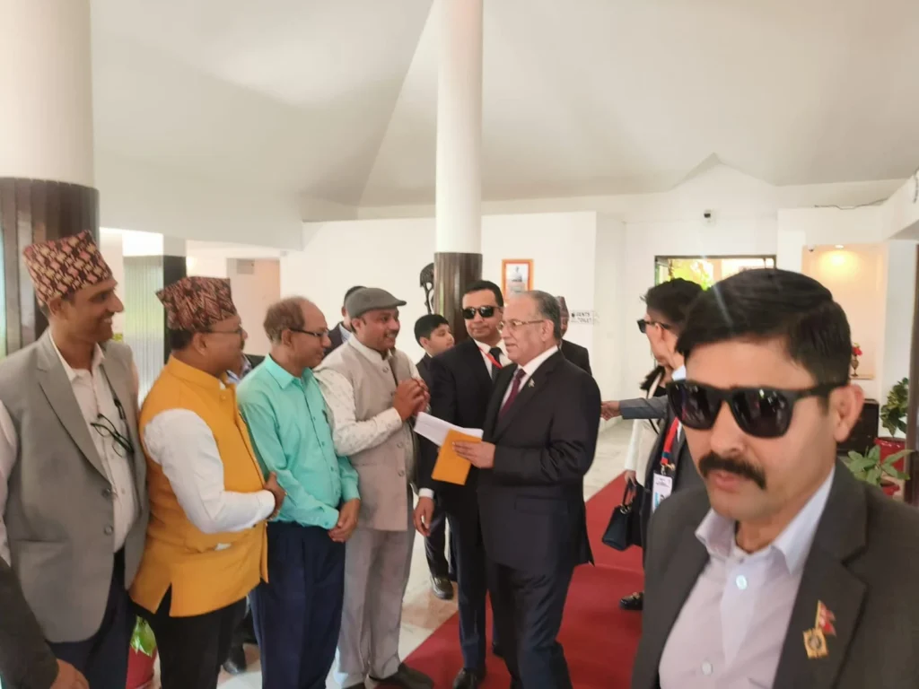 गौतमबुद्ध विमानस्थल नियमित सञ्चालनको माग गर्दै प्रधानमन्त्रीलाई ज्ञापन पत्र