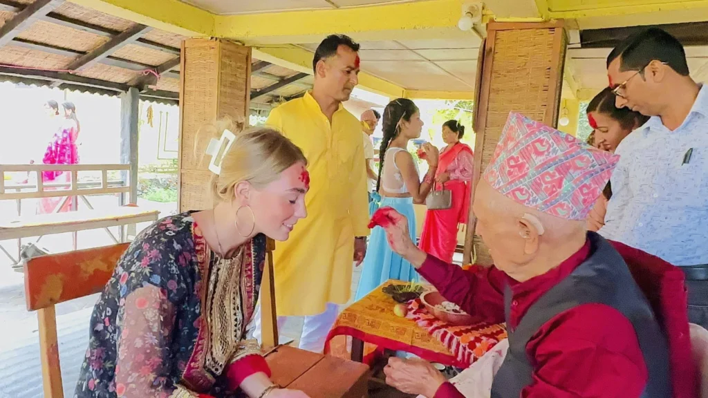 सौराहामा विदेशी पर्यटकले मनाए दसैँ