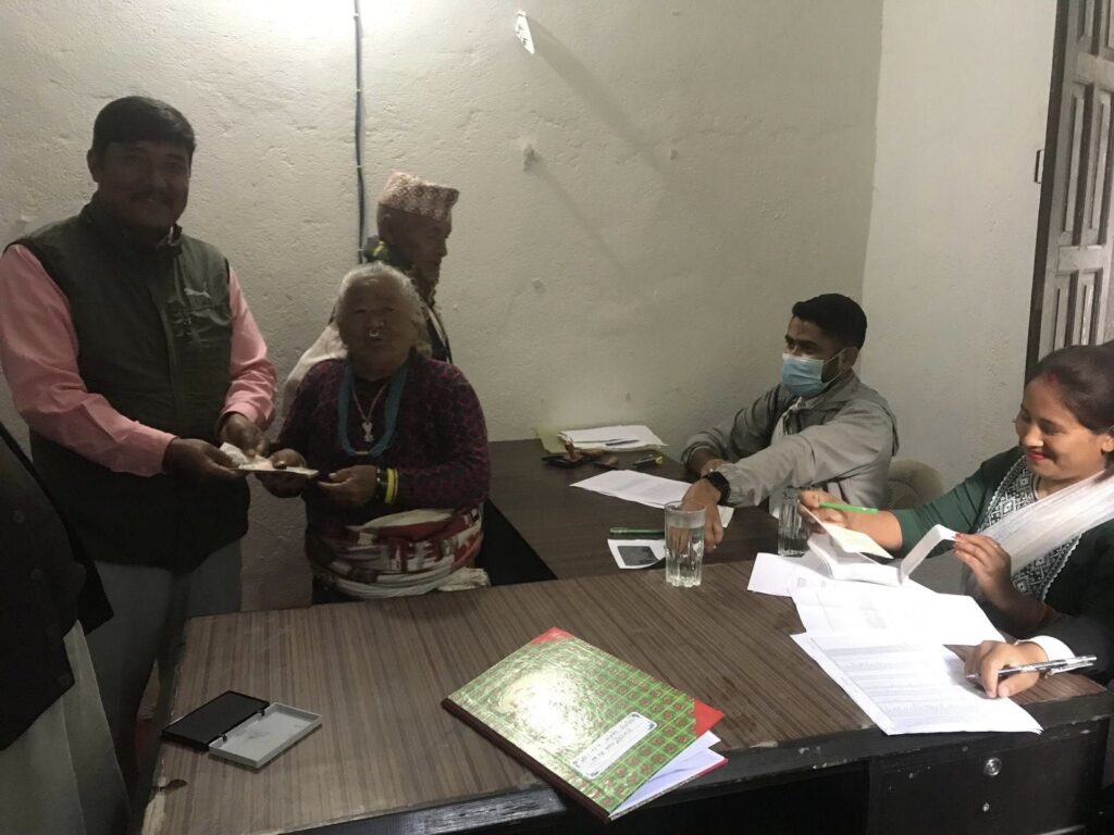 कोन्ज्योसोममा वडामा नै पुगेर भत्ता वितरणः लाभग्राही दङ्ग