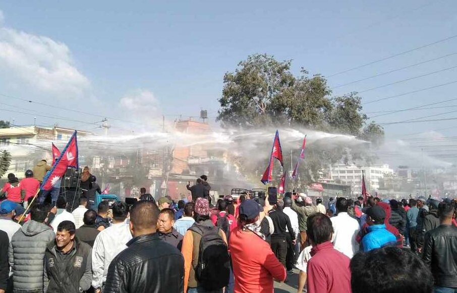 दुर्गा प्रसाईंका समर्थक र प्रहरीबिच झडप