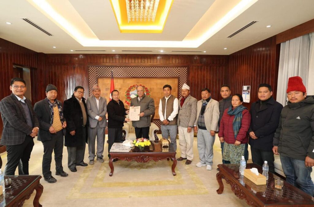 रोल्पाका जनप्रतिनिधिले प्रधानमन्त्रीलाई बुझाए ज्ञापनपत्र