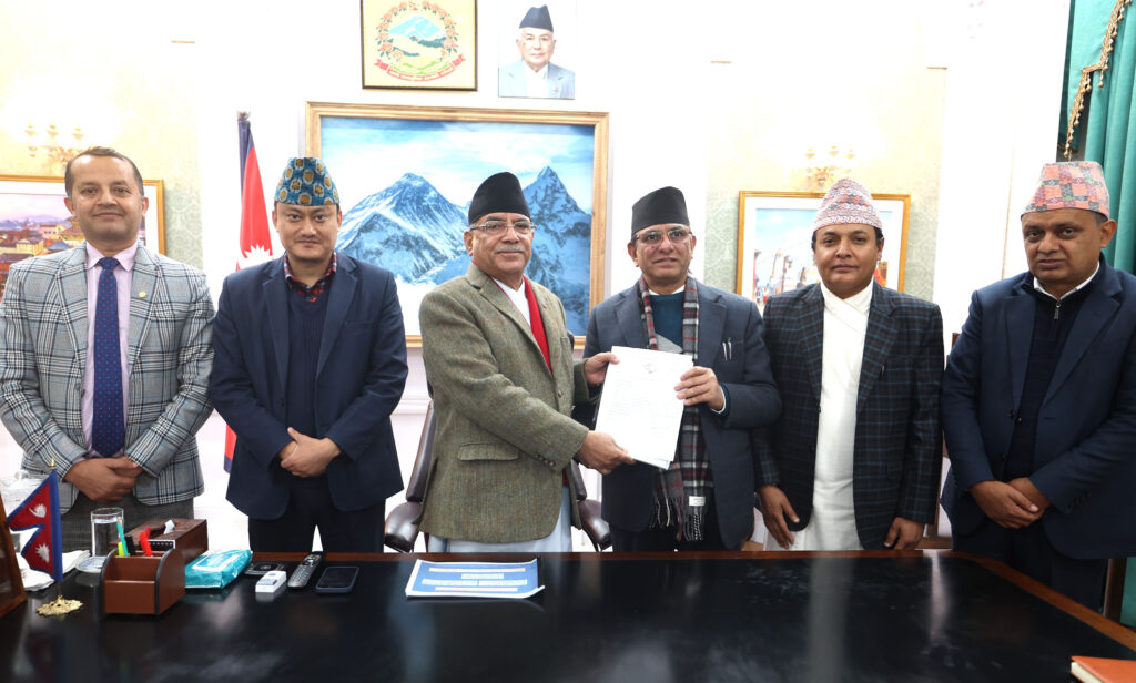 एनसेलको शेयर खरिदबिक्री अध्ययन समितिले प्रधानमन्त्रीलाई बुझायो प्रतिवेदन