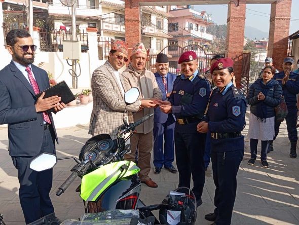 नागार्जुनद्वारा प्रहरीलाई मोटरसाइकल हस्तान्तरण