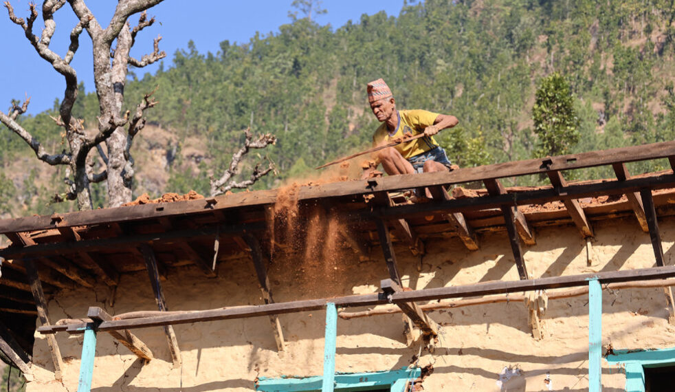 त्रिपालमै ३८ भूकम्पपीडितको मृत्यु :  चिसो छल्न चर्किएकै घरमा फर्कंदै