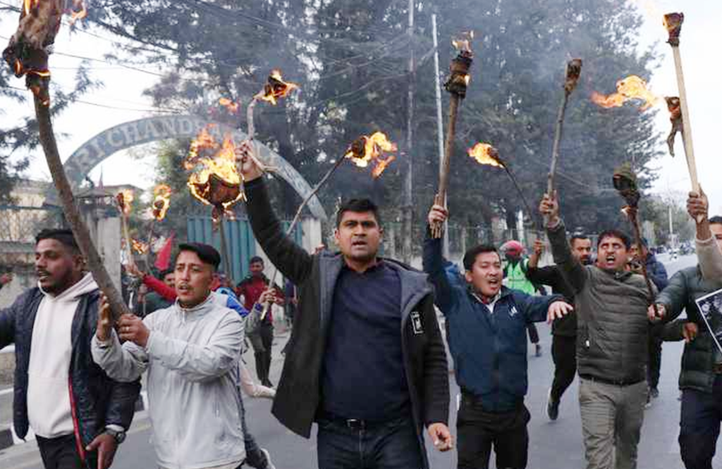 अनेरास्ववियुद्वारा मन्त्री ज्वालालाई बर्खास्त गर्न माग गर्दै मसाल जुलुस