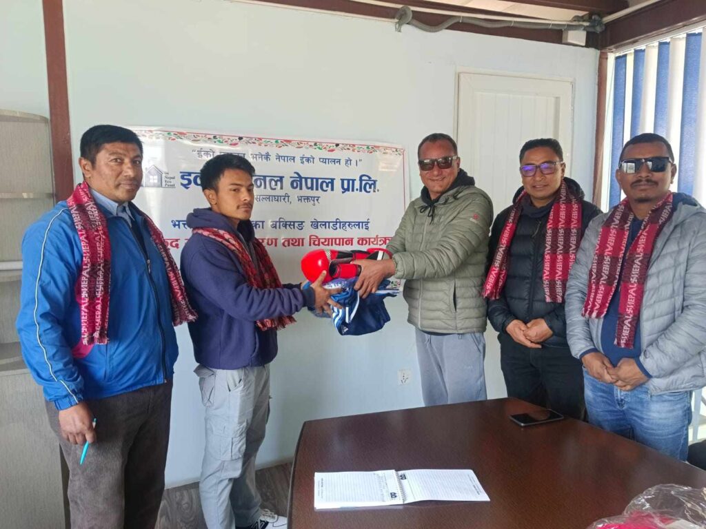 बक्सिङ खेलाडीलाई खेलकुद सामाग्री सहयोग