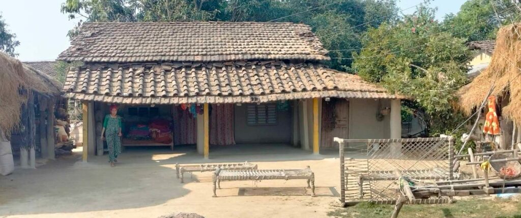 हराउँदै परम्परागत घर