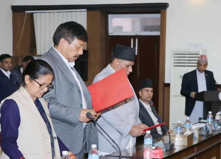 दुई समिति सभापतिद्वारा शपथ ग्रहण