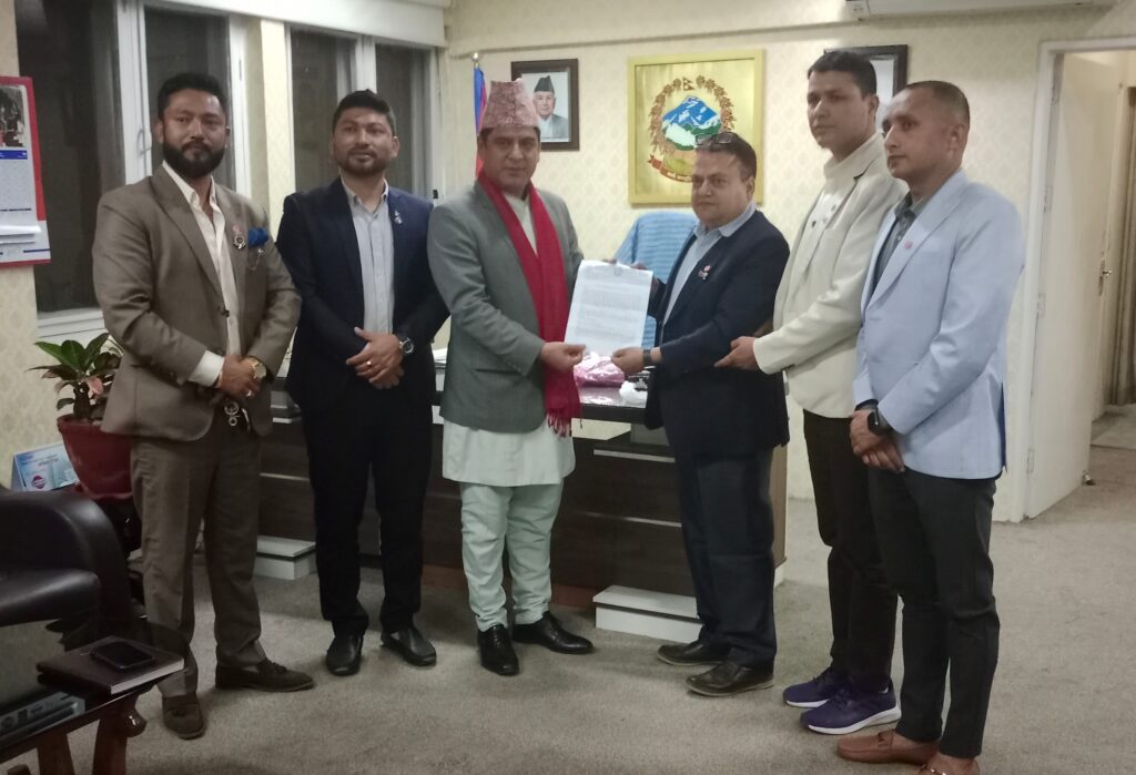 ढुवानी व्यवसायीका समस्या समाधानमा सकारात्मक छु : उद्योगमन्त्री भण्डारी