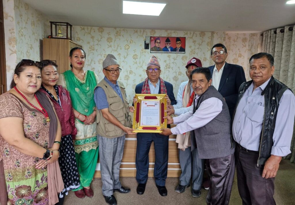 पुराना कम्युनिष्ट नेताहरूले दिए अध्यक्ष नेपाललाई बधाई ज्ञापन