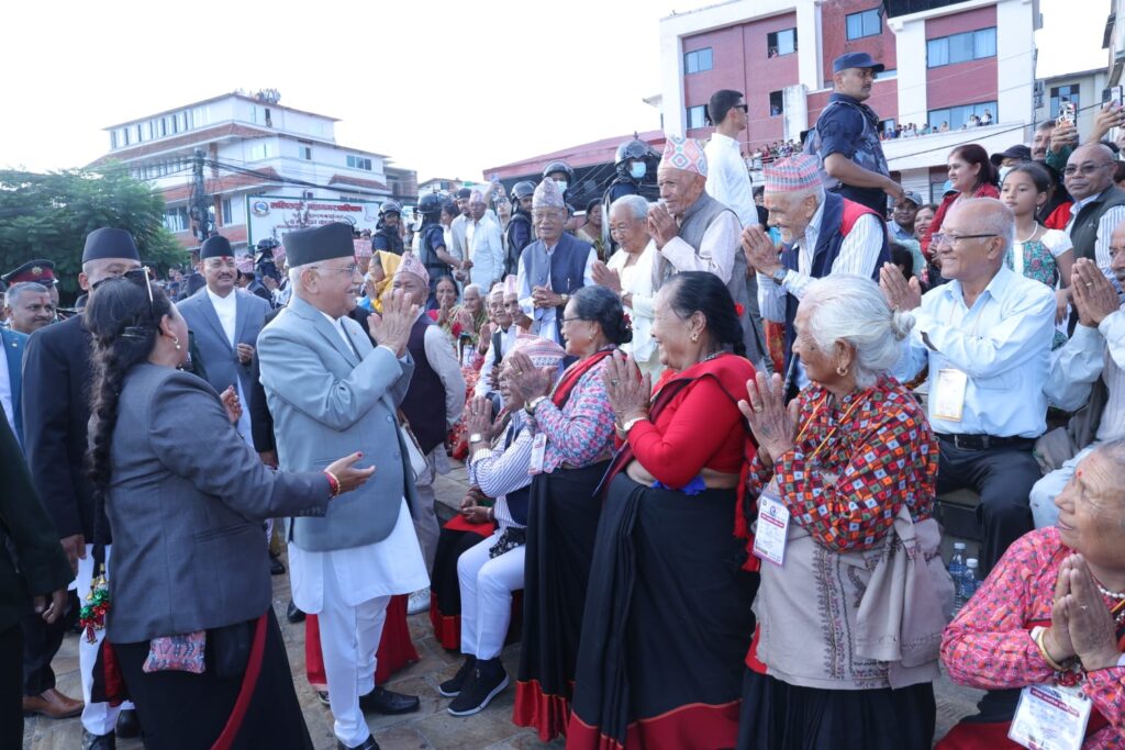 भोटो देखाउने जात्रामा प्रधानमन्त्री  ओली (फोटो फिचर )