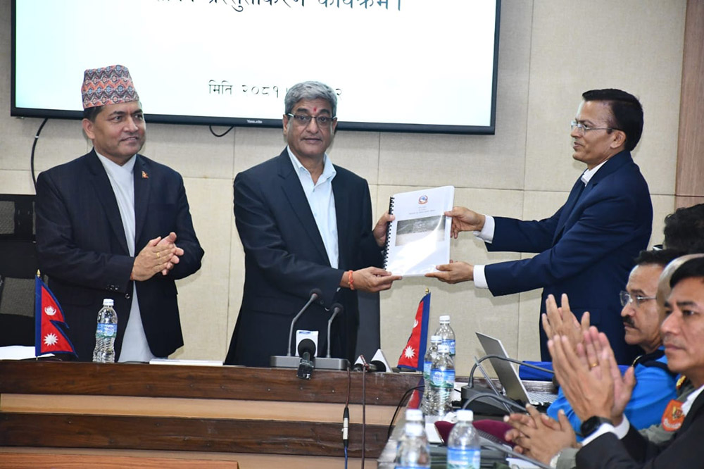 अध्ययन कार्यदलले सिमलताल दुर्घटनाको प्रतिवेदन गृहमन्त्रीलाई बुझायो