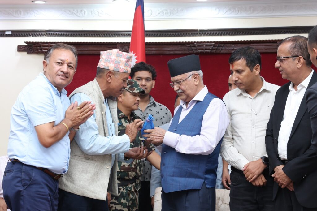 प्रधानमन्त्री ओलीलाई क्रसर उद्योग महासङ्घको ज्ञापन