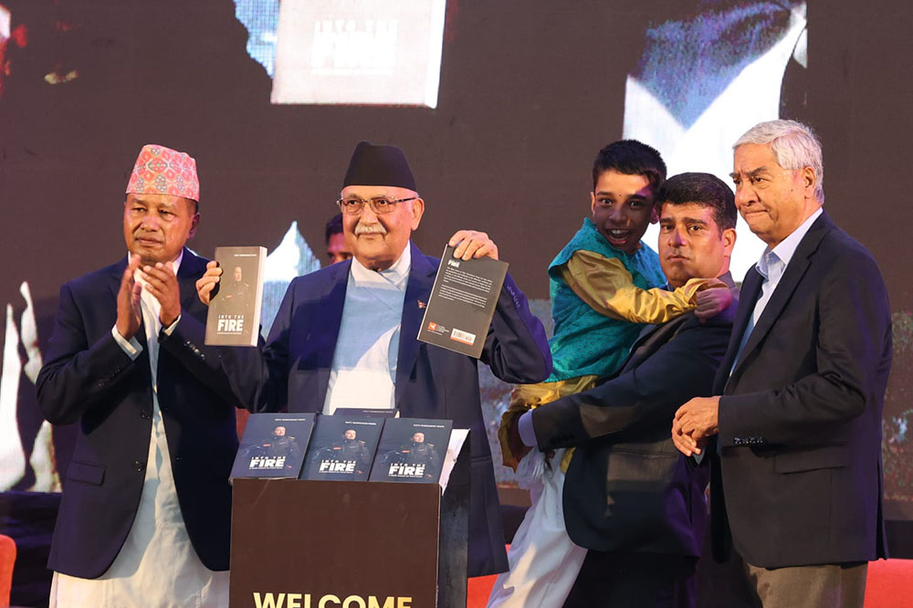 प्रधानमन्त्री ओलीद्वारा ‘इन्टु द फायर’ पुस्तकको विमोचन