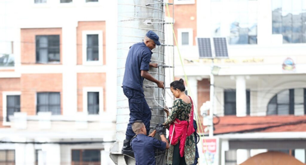 लिभिङ टुगेदरमा बसेको केटाले बिहे गर्न नमानेपछि एक महिला माइतीघरको पोल चढेर आत्महत्याको प्रयास