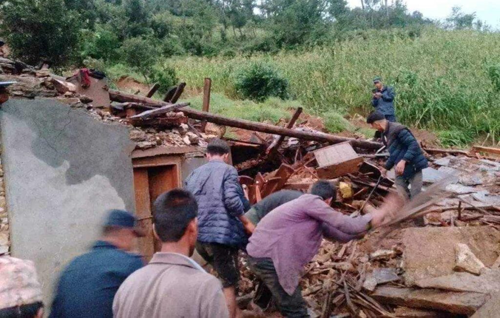 पहिरोमा पुरिएर बझाङमा ४ जनाको मृत्यु ,६ जनाले भने भागेर ज्यान जोगाए