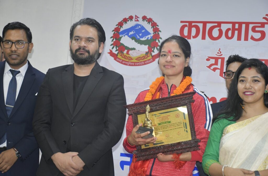 काठमाडौं महानगरले पलेशालाई गर्यो पाँच लाख नगद पुरस्कारसहित सम्मान