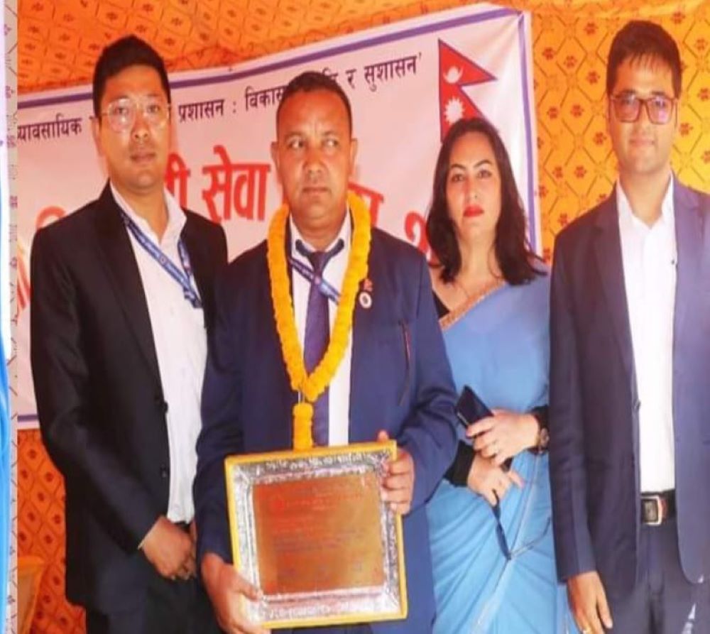 एमबी खड्कालाई १ लाख रुपैंया राशीको निजामती उत्कृष्ट पुरस्कार