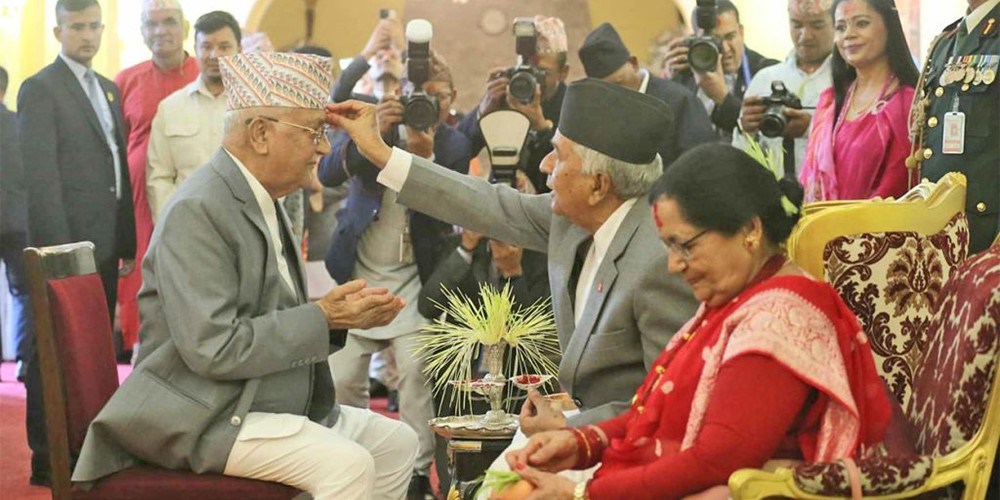 राष्ट्रपतिको हातबाट प्रधानमन्त्रीले लगाए दशैंको टीका