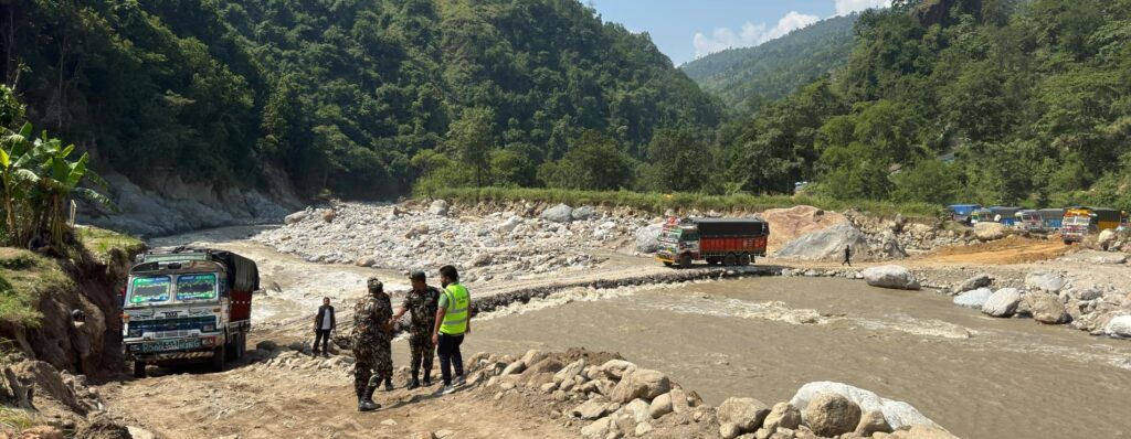 पुल बगेर अवरुद्ध पाँचथरको हेँवाखोलामा १२ दिन पछि यातायात सञ्चालन