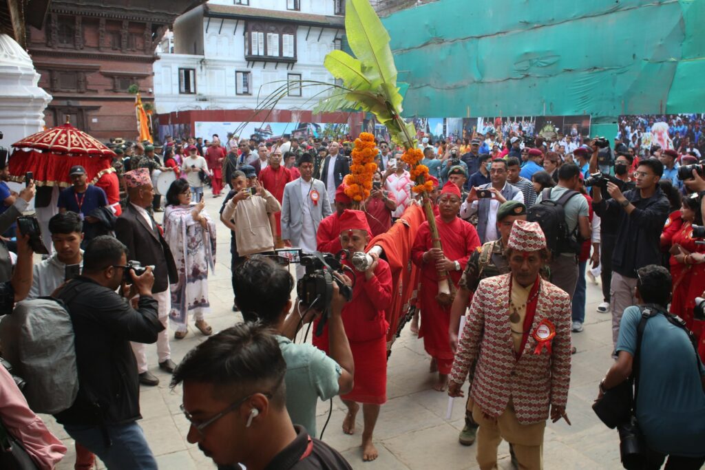 गोरखाबाट ल्याएको फूलपाती हनुमानढोकाको दशैँघरमा भित्र्याइयो