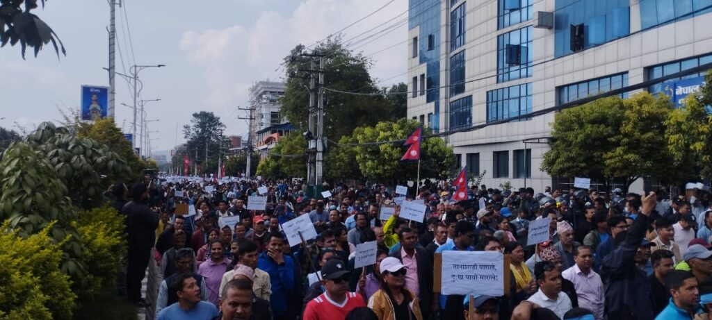सरकारले राजनीतिक प्रतिशोध साधेको भन्दै माइतीघरमा उत्रिए रास्वपा नेता कार्यकर्ता 