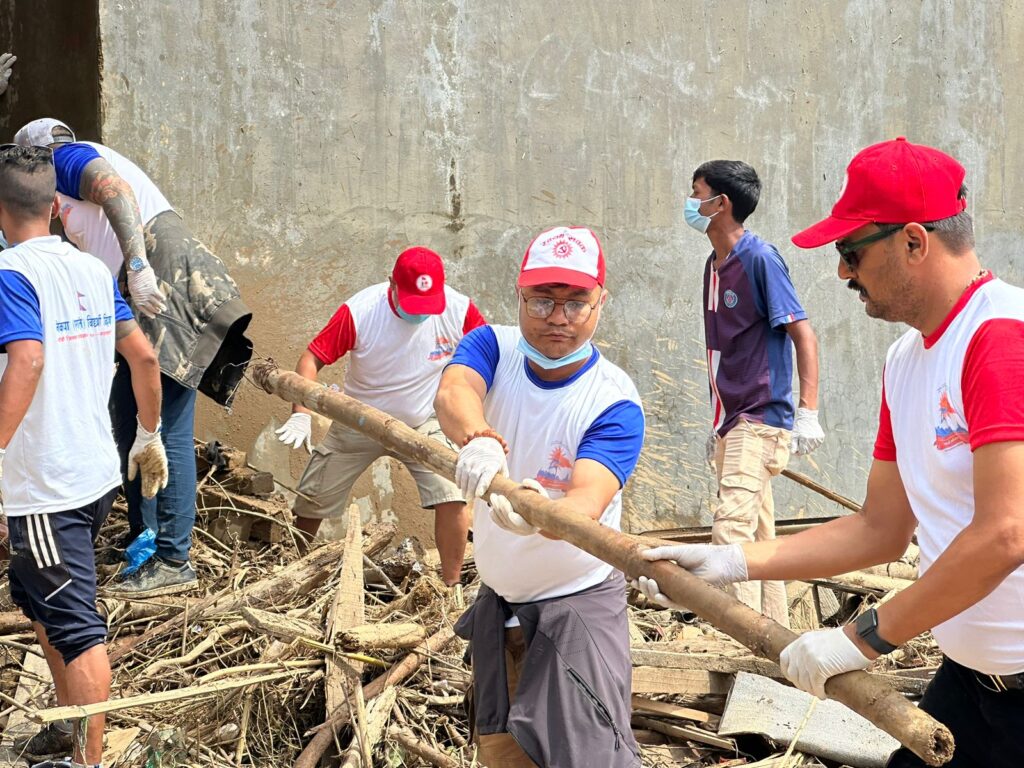 बाढी प्रभावित क्षेत्रमा एमालेको युवा विद्यार्थी विशेष जिल्ला कमिटीले सरसफाइ अभियान चलाउँदै 