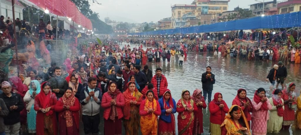 उदाउँदो सूर्यलाई अर्घ्य दिँदै छठ समापन