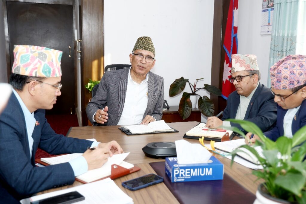 राजस्व संकलनमा थप मेहनत गर्न अर्थमन्त्रीको निर्देशन