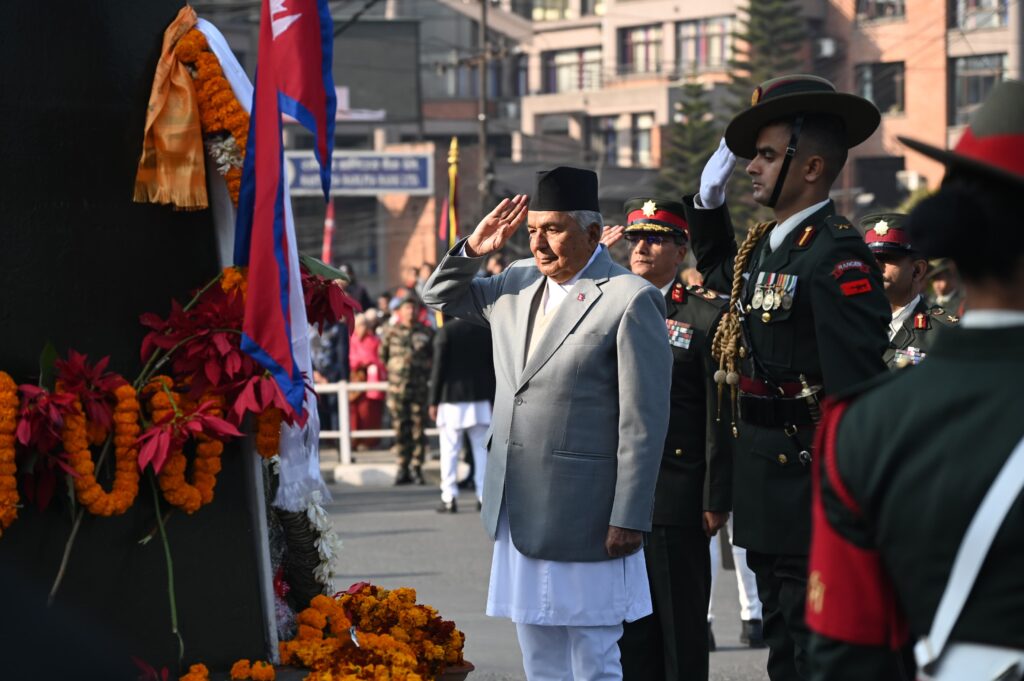 राष्ट्रपति पाैडेलद्वारा पृथ्वी नारायण शाहकाे शालिकमा माल्यार्पण