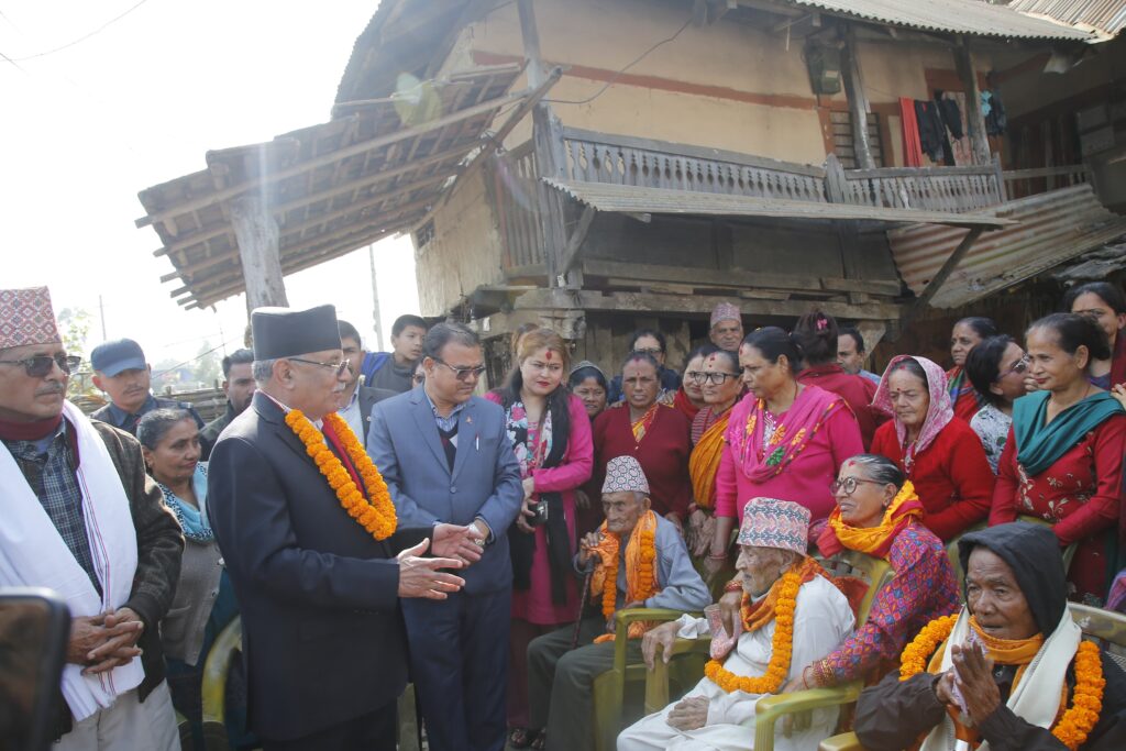 अध्यक्ष प्रचण्डद्वारा ज्येष्ठ नागरिकको सम्मान