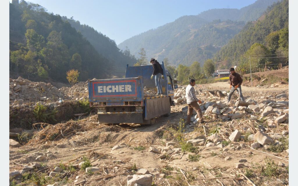 बाढीको वितण्डापछि जुर्मुराउँदै बेथानचोकका किसान