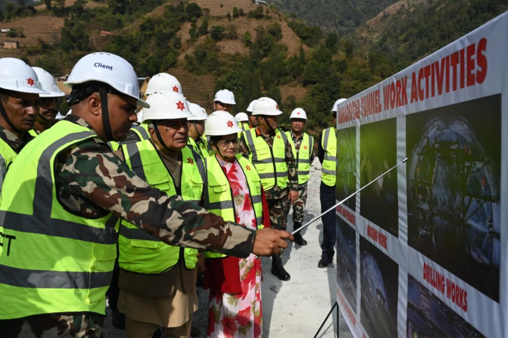 राष्ट्रपतिद्धवारा तराई मधेश द्रुतमार्र्ग निरीक्षण