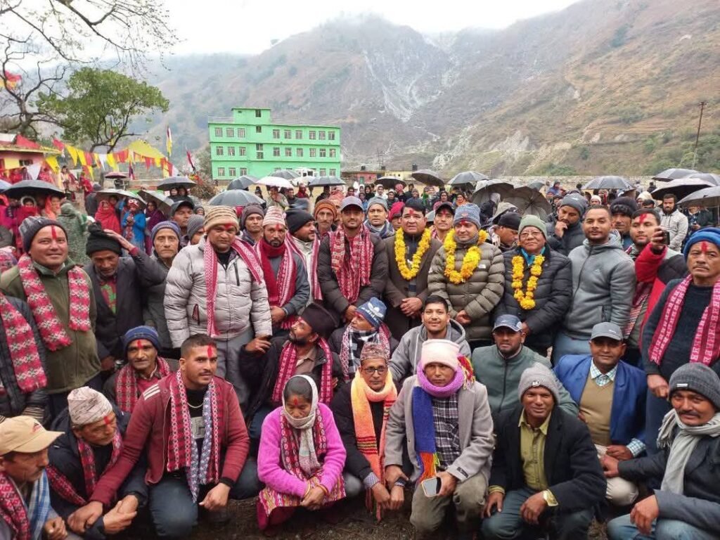 वडाध्यक्षसहित २ दर्जन नेता कार्यकर्ता एमाले प्रवेश