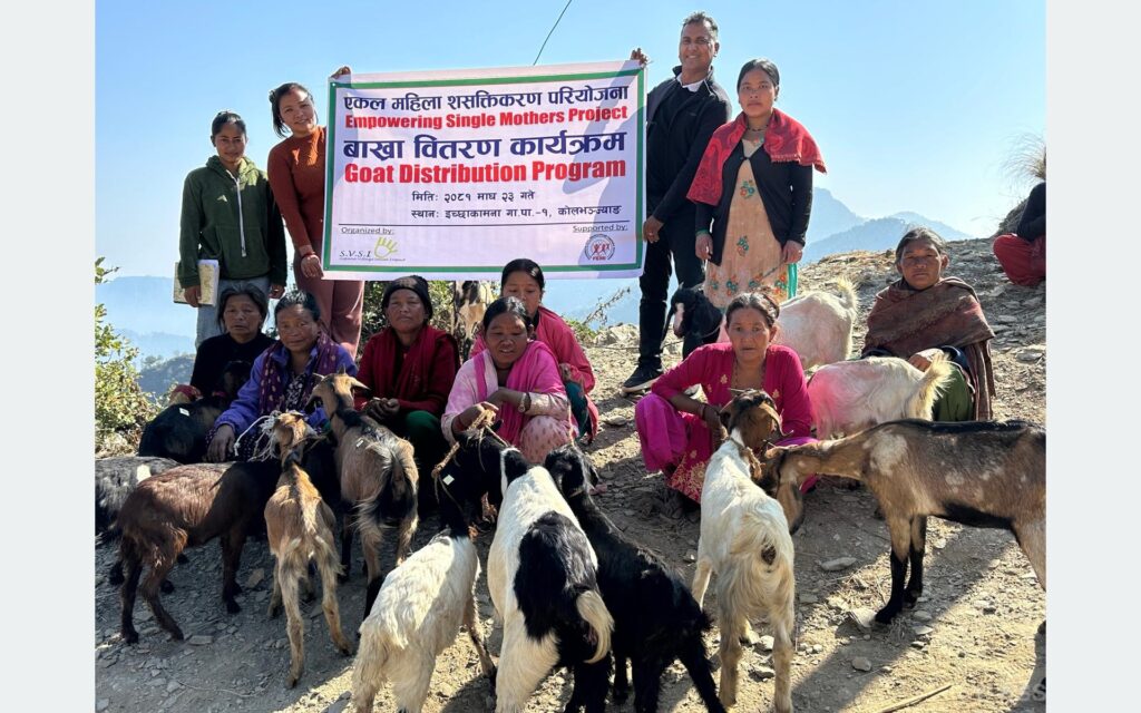 एकल चेपाङ महिलालाई बाख्रा वितरण