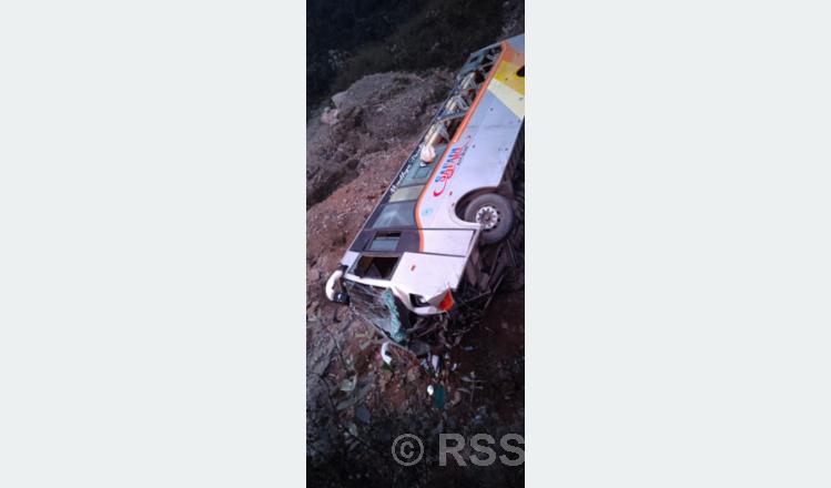 बस दुर्घटनामा २३ जना घाइते