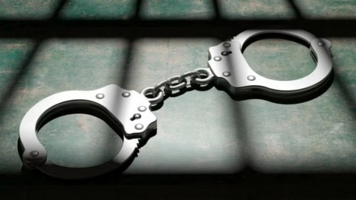 राइस कुकर बनाउने बहानामा बोलाएर ‘हनी ट्रयाप’, १० लाख असुल्न खोजेपछि युवती पक्राउ