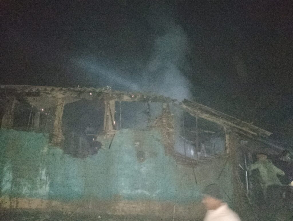 बिद्युतको तार सर्ट भई १ घरमा आगलागि : लाखौंको क्षती,५ चौपायाको मृत्यु