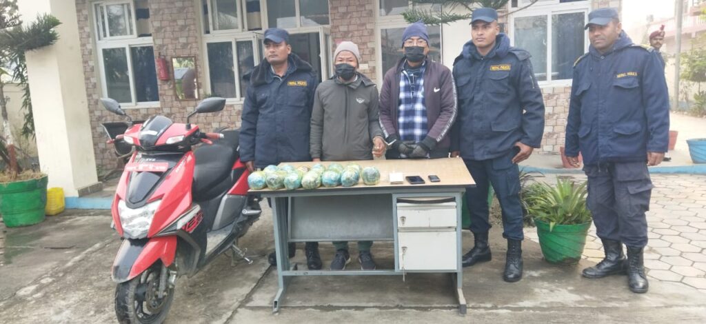 ५५ किलो गाँजा, १३ किलो अफिम, १ लाख बढी रुपैयाँ बरामद