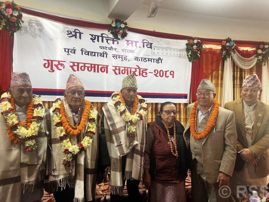 जसले विद्यालय जोगाए उनैबाट शिक्षक सम्मानित हुँदा …